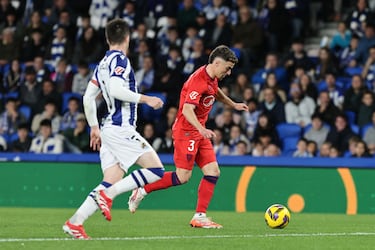 Es el lateral izquierdo del Sevilla, pero viendo como corre cualquiera podría pensar que este Pedrosa es el que corría en Moto GP. El jugador sevillista dio una exhibición en su banda, tanto en ataque como en defensa.