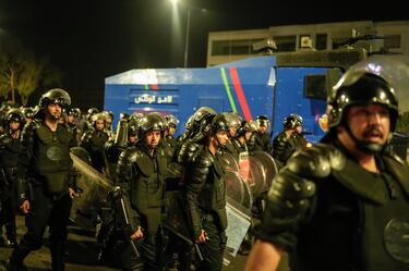 Las fuerzas de seguridad dispersan una concentración tras el desenlace violento de las protestas juveniles que exigían reformas sanitarias y educativas en Salé, Marruecos.