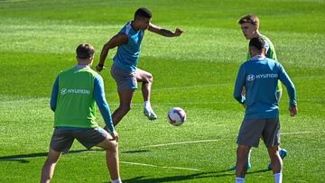 MADRID, 05/10/2024.- El jugador Reinildo (2i) participa en el entrenamiento que celebró esta mañana el Atlético de Madrid de cara a su partido de LaLiga ante la Real Sociedad. EFE/ Víctor Lerena