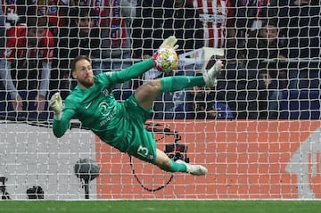 Jan Oblak detiene el tercer penalti de la tanda lanzado por Alexis S¨¢nchez.
