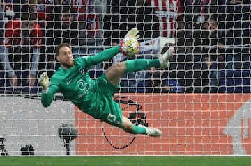 Jan Oblak detiene el tercer penalti de la tanda lanzado por Alexis Sánchez.