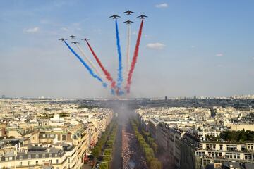 La selección francesa ha llegado al aeropuerto Roissy-Charles de Gaulle rodeado de una gran espectación. Después se han subido al clásico autobús para recorrer las calles de París y celebrar la segunda estrella con los aficionados.