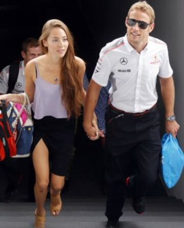 Jessica Michibata es la mujer por la que corre Jenson Buttom