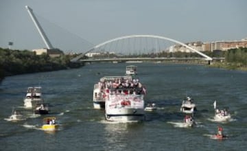 Los jugadores del Sevilla de paseo en barco por el río Guadalquivir.