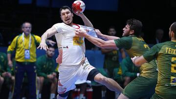 Alex Dujshebaev intenta lanzar durante el encuentro de octavos de final del Mundial de Balonmano entre Espa&ntilde;a y Brasil.