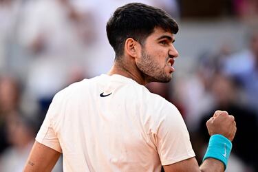 Carlos Alcaraz celebra con rabia durante el partido. 