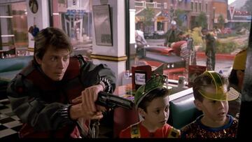 Esta fue la primera película en la que apareció Elijah Wood, y tenía tan solo 8 años. Wood es mundialmente conocido por interpretar a Frodo en el Señor de los Anillos, pero su pasión por el cine comenzó con este pequeño cameo. Wood y otro niño interactúan con Marty McFly (Michael J. Fox) en el café ambientado en los años 80 pero en el futuro Hill Valley de 2015. McFly les enseña a jugar al Wild Gunman.