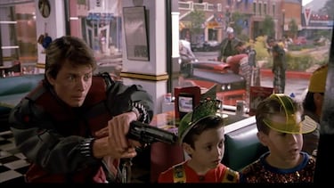 Esta fue la primera película en la que apareció Elijah Wood, y tenía tan solo 8 años. Wood es mundialmente conocido por interpretar a Frodo en el Señor de los Anillos, pero su pasión por el cine comenzó con este pequeño cameo. Wood y otro niño interactúan con Marty McFly (Michael J. Fox) en el café ambientado en los años 80 pero en el futuro Hill Valley de 2015. McFly les enseña a jugar al Wild Gunman.