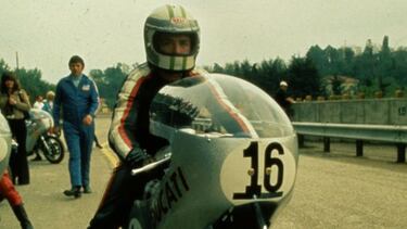 Paul Smart ha perdido la vida sobre una motocicleta, tras sufrir un trágico accidente cerca de East Sussex (Reino Unido). Tenía 78 años. Su nombre está asociado principalmente a una carrera y a una moto: su victoria en las 200 Millas de Imola en 1972 sobre una Ducati Desmo 750, un éxito que el fabricante de Borgo Panigale celebró en 2006 con el lanzamiento de la Ducati Paul Smart 1000 LE. También participó en varias ediciones del TT de la Isla de Man, con dos segundos puestos en la categoría de superbike de 750 cc en 1967 y 1969, y en el Mundial de Velocidad, con varios podios en 250 y 350cc… Pero siempre se le recordará por Imola. 