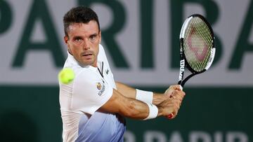 Bautista ejecuta un revés en Roland Garros.