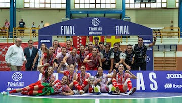 Jugadoras del Futsi Atlético Navalcarnero celebran el título liguero tras vencer al STV Roldán.