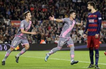 Javi Guerra celebra junto a Llorente tras marcar el primer gol del partido.