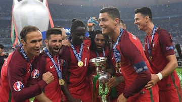 (FromL) Portugal&#039;s defender Ricardo Carvalho, Portugal&#039;s midfielder Joao Moutinho, Portugal&#039;s forward Eder, Portugal&#039;s midfielder Renato Sanches, Portugal&#039;s forward Cristiano Ronaldo and Portugal&#039;s defender Fonte pose with the trophy on the pitch after they won the Euro 2016 final football match between Portugal and France at the Stade de France in Saint-Denis, north of Paris, on July 10, 2016. / AFP PHOTO / FRANCISCO LEONG