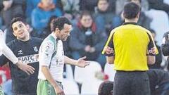 <b>LESIONADO. </b>Nihat pide explicaciones a Oriol tras su brutal entrada. Pino, mientras, no debe saber qué pasa, pues no pitó ni falta.