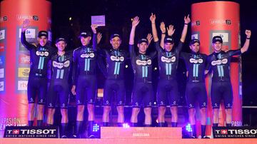 El equipo DSM Firmenich en el podio como ganadores de la primera etapa.