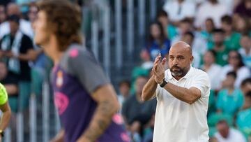 SEVILLA, 29/09/2024.- El entrenador del Espanyol, Manolo González, durante el partido de LaLiga en Primera División que Real Betis y RCD Espanyol disputan este domingo en el estadio Benito Villamarín, en Sevilla. EFE/Julio Muñoz