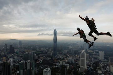 Salto desde desde la plataforma abierta de 300 metros de altura de la emblemática Torre Kuala Lumpur de Malasia durante el Salto Internacional de la Torre en Kuala Lumpur.