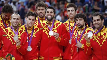 Los jugadores de la selección española muestran la medalla de plata. Juegos Olímpicos Londres 2012.