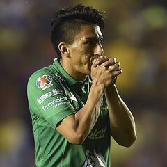 Ángel Mena sale lesionado en la final frente a Tigres