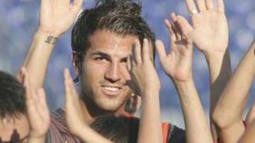 <b>LECCI?N.</b> Andr¨¦s Iniesta, Carles Puyol y Cesc F¨¢bregas deleitaron hoy a los j¨®venes futbolistas del Kuruvch¨ª de Uzbekist¨¢n.