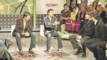 <b>ENTRE 'CULÉS'. </b>Tomás Roncero, segundo por la derecha, fue el protagonista de la tertulia que los lunes se emite por TVE 2 en Cataluña.