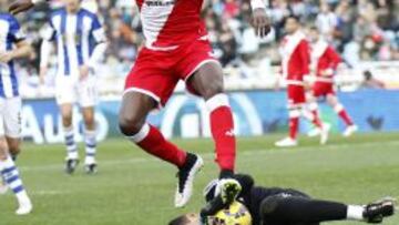El portero argentino de la Real Sociedad Gerónimo Rulli (d) atrapa el balón ante el delantero angoleño del Rayo Vallecano "Manucho" Gonçalves, durante el partido de la decimonovena jornada de Liga de Primera División, disputado hoy en el estadio de Anoeta de San Sebastián.