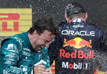 Fernando Alonso celebró su segunda plaza en el podio del Gran Premio de Canadá con todo el equipo de Aston Martin, después de una dura batalla con Lewis Hamilton en la que salió ganador.