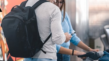 La mochila para llevar en cualquier avión: Ryanair, EasyJet y más