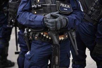 La policía polaca vigila las calles de Breslavia, donde se concentran las aficiones del Betis y del Chelsea, a pocas horas del inicio de la final.