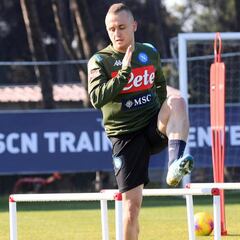 Lobotka firma con el Nápoles