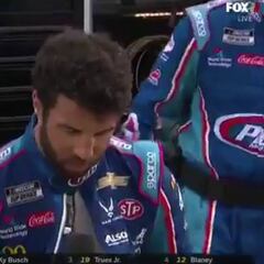 Estremece el documento: un piloto de NASCAR se desmaya en una entrevista en pleno directo