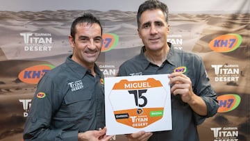 Melcior Mauri y Miguel Indurain posan en el acto de presentaci&oacute;n del ciclista navarro como miembro del equipo KH-7 para la Titan Desert 2020.