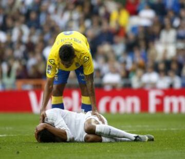 Golpe de Varane en el partido.