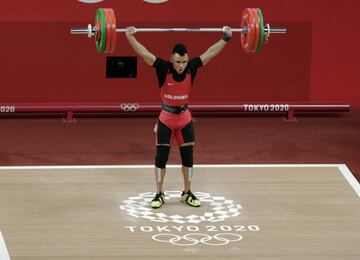 Mosquera arrancó muy bien la competencia pese a que falló en su segundo intento por levantar 151 kilogramos, peso que finalmente logró en el tercero para terminar la primera parte como líder y con seis kilos más que el chino Lijun Chen, quien terminó con 145 kg.