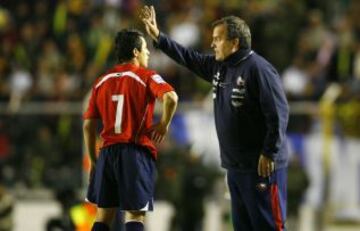 Alexis Sánchez recibiendo instrucciones de Marcelo Bielsa en La Paz, ante Bolivia.