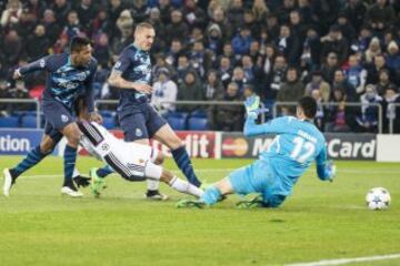 1-0 Derlis Gonzalez anotó el primer tanto entre Casemiro y Maicon.