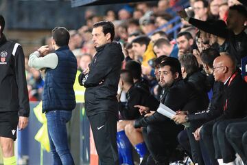 Una vez más un interino cogió brevemente las riendas del equipo hasta la llegada del técnico definitivo. Su debut se produjo ante el Girona, con el resultado de 1-2 a favor de los catalanes.