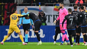 Romania's midfielder Nicolae Stanciu argue with Kosovo's defender Amir Rrahmani (L) before Kosovo's players leave the pitch during the extra-time of the UEFA Nations League, League C, Group 2 football match between Romania and Kosovo in Bucharest, Romania on November 15, 2024. (Photo by Daniel MIHAILESCU / AFP)
PUBLICADA 16/11/24 NA MA21 2COL