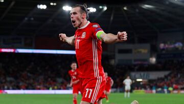 Gareth Bale celebra el gol que dio a Gales la victoria contra Azerbaiy&aacute;n.