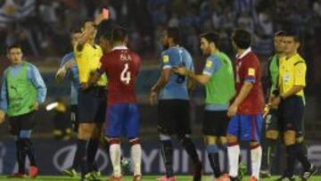 Jorge Valdivia, recibiendo la tarjeta roja