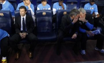 Figo ocupando el banquillo del Inter en el Camp Nou como ayudante de Jose Mourinho.
