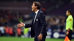 Lyon&#039;s coach Rudi Garcia gestures during the French L1 football match, Toulouse vs Lyon, on November 2, 2019 at the Municipal stadium in Toulouse southern France. (Photo by REMY GABALDA / AFP)