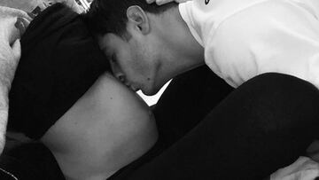 &Aacute;lvaro Morata besando la tripita de embarazada de su mujer, Alice Campello.