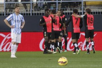 Los jugadores de la UD Almería celebran el primer gol del equipo, conseguido por el israelí Tomer Hemed, durante el partido de la decimoséptima jornada de Liga en Primera División que Málaga y Almería disputan esta noche en el estadio de La Rosaleda, en Málaga
