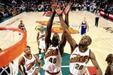 Los Supersonics de Seattle llegaron a ganar un campeonato en 1979, aunque también perdieron dos finales de la NBA. Desde el 2008 se mudaron a Oklahoma City.