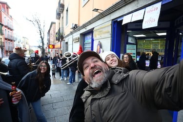 Agraciados con el Quinto Premio del Sorteo Extraordinario de la Lotería de Navidad 2025 correspondiente al número 77.715, a 22 de diciembre de 2025, en San Lorenzo de El Escorial, Madrid (España).