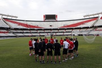 Entrenamiento del Sevilla en el estadio Monumental de River Plate.