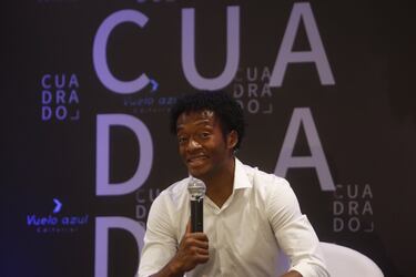 El lateral colombiano de la Juventus, en el día de su cumpleaños 33, presentó en un evento realizado en Medellín la biografia: "Panita, esta es mi historia", en la que cuenta todos los detalles de su vida.