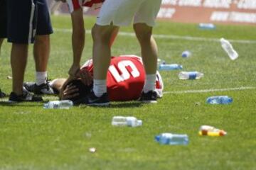 Al final del partido el césped se llenó de botellas. 