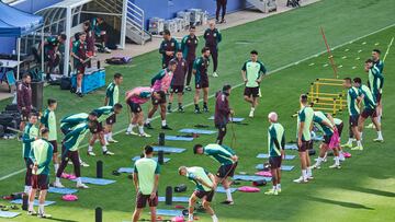 Jugadores de la Selección Mexicana durante su último entrenamiento previo al juego contra Panamá.